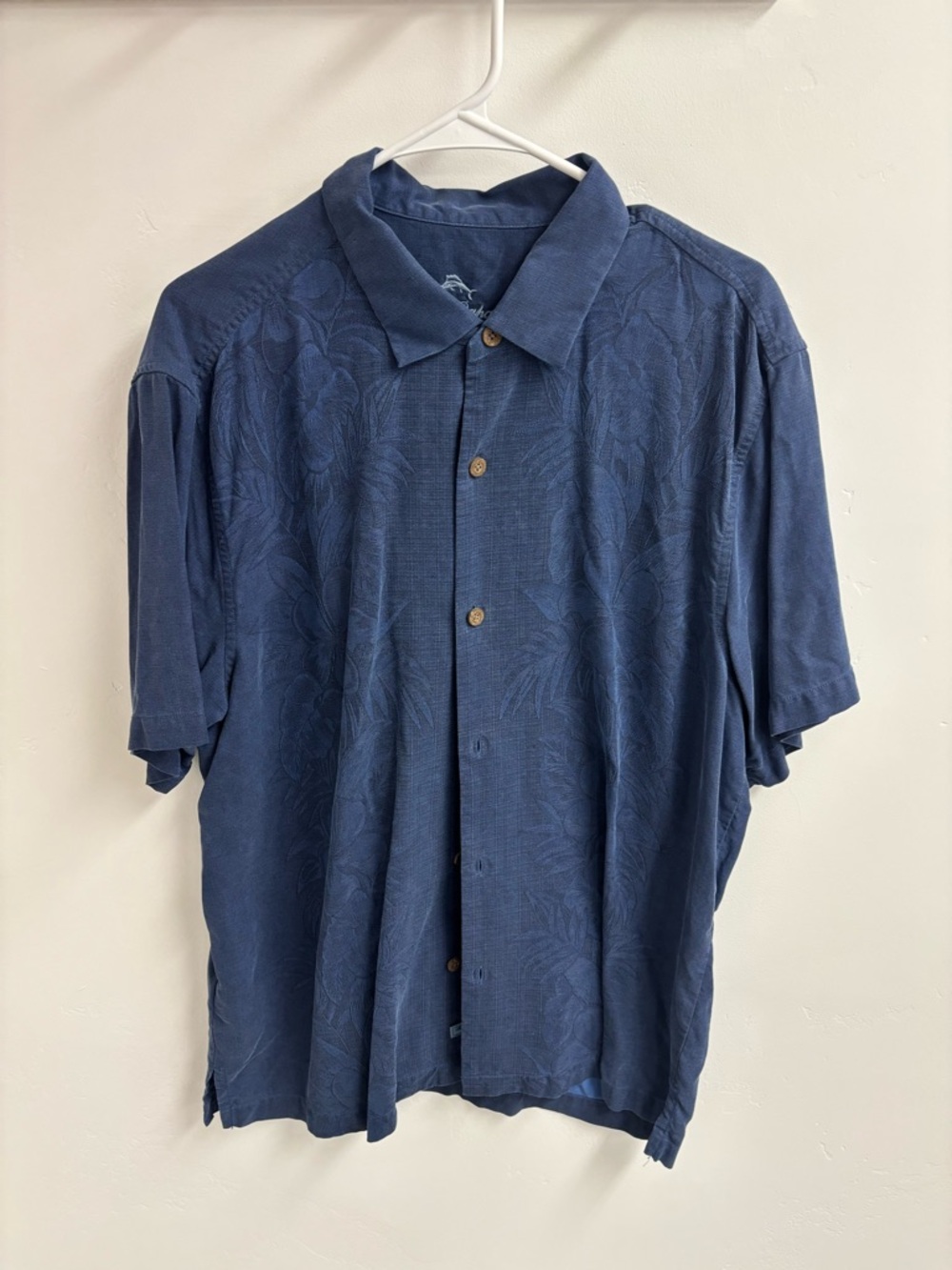 TOMMY BAHAMA HAWAIIAN 100% SILK SHIRT SIZE XL / TG DARK BLUE EMBOSSED FLOWERS
